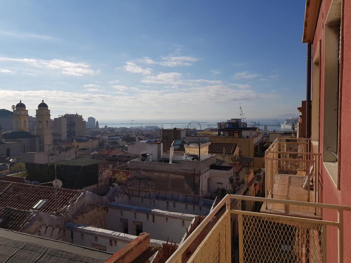 Red Moon Apartment Cagliari Ngoại thất bức ảnh