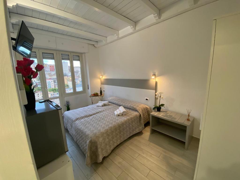Red Moon Apartment Cagliari Ngoại thất bức ảnh