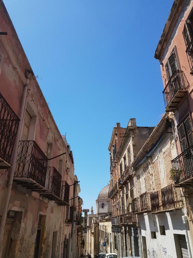 Red Moon Apartment Cagliari Ngoại thất bức ảnh